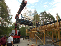 Sama Tejaran nosturi joka nosti kattotuolit, nosti myös tiilet katolle.