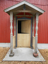 Kuisti on valmis ja susiovien kautta kuljetaan hallin sisälle.