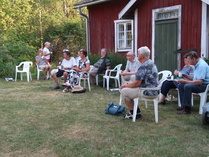 Helinin pihalla laulettiin pitkälle iltaan.