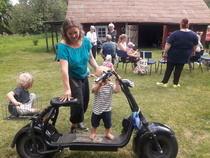 Perheen pienimmätkin viihtyivät Helinin pihalla.