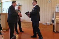 Kanttori Kari Kesäläinen jää eläkkeelle joulukuun alussa. Hänen läksiäisiään vietettiin syksyllä. Myös kotiseutuyhdistys esitti kiitoksensa pitkään jatkuneesta yhteistoiminnasta.