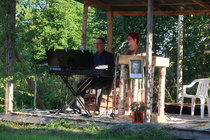 Kanttori Kari Kesäläinen soitti ja Soile Kujala lauloi.