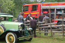 Vanhaa ja UUtta rinnakkain. Kimmo Ruohosen Pontiac keräsi katseita. Pyhärannan VPK:n auto kiinnosti kovastikin tapahtumavieraita.