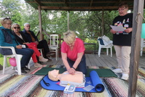 Jokaisen meistä pitäisi osata elvyttämisen taito. Pirkko Uusi-Oukari Laitilan-Pyhärannan sydänyhdistyksetä näyttää, miten painallukset pitää tehdä. SPR:n Pyhärannan osastosta Anne Raunela antaa ohjeita.