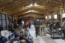 Kotiseutumuseon kokoelmia uudessa näyttelyhallissa tapahtumavieraille esitteli museoisäntä Jukka Alhoranta.