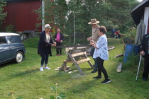 Sahaaminen justeerilla on taitolaji. Asko Mäki-Tanilan tarkassa valvonnassa sahauskisassa Sinikka Pirttinokka ja Riitta Impilä. Suoritus oli valmis 52 sekunnissa.