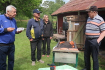 Välillä iskee nälkä. Siihen helpotuksen tuo kuuma grillimakkara. Grfillimestarina Iivo Junkola.