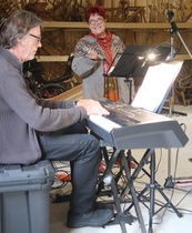 Näyttelyhallin kokoelmien avajaisissa musiikista vastasivat Soile Kujala ja Olli Nurmi.