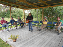 Kahvit juotiin välillä näin leppoisasti musiikin tahdissa.