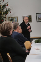 Joulun alla kokoonnuttiin vielä Kaukan kyläkodille kotiseutuiltaan katsomaan filmiä entisistä pyhärantalaisista kaupoista. Paikalle saatiin myös filmin tekijä Matti Jalava.