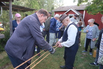 Laulajat saivat pitää pienen tauon, kun vieraille näytettiin köydentekotaitoa. Mukana oli myös Jarmo Varjonen Pyhämaasta.