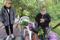 Kesää aloiteltiin puutarha-asioiden merkeissä. Raimo Oksaselta kuulijat saivat monta hyvää vinkkiä. Juttukaverina Arja Alhoranta.