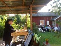 Kirkkoherra Riitta Komun puhetta Helinin torpan pihalla kuuntelemassa oli runsaasti yleisöä.
