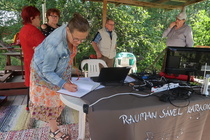 Yhteislaulun riemua koettiin jälleen Helinin pihalla. Tällä kertaa laulattajat tulivat Raumalta. 