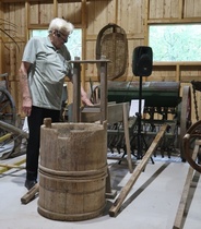 Museoisäntä Jukka Alhoranta esitteli kokoelman esineistöä ja kertoi niiden käyttötarkoituksesta.