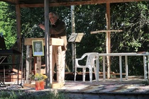 Perinteinen lauantai-illan ehtookellot-tilaisuus veti pihan täyteen kuulijoita. Tapahtumassa muisteltiin rukoilevaissaarnaaja Kustaa Valtasta. Puhujana kuultiin myös Hannu Palmua.