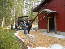 Kuistin vesikattoa ollaan nostamassa paikoilleen.