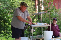 Seppo Lehtoselta kalan fileeraus käy kuin vettä vaan. Kesäpäivästä moni mukana ollut sai kalasopan ainekset mukaansa.