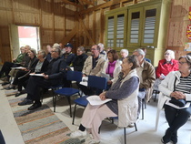 Väki kuunteli esityksiä tarkkaan.