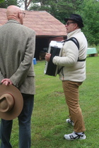 Tapahtumasunnuntaissa Mikko Nurmi viihdytti vieraita haitarillaan. Keskustelukumppanina Asko Mäki-Tanila.