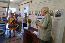 Kesällä museon seinälle kiinnitettiin valokuvat merkittävimmistä lahjoittajista ja yhdistyksen puheenjohtajista. Museoisäntä Jukka Alhoranta valotti historiaa kuvien takaa.