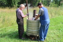 Kesätapahtumassa porisi pata. Helinin torppa kaipaa uutta maalia pintaansa. Punamultamaali valmistui ammattilaisten ottein.