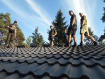 Paikkakunnan nuoret miehet latoivat tiilet katolle kahtena iltana.