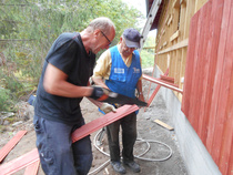 Vesikaton valmistumisen jälkeen aloitettiin ulkovuorin laudoitus, 17.8. jolloin joka seinällä oli 2 talkoolaista ja klo 14 laudoitus oli melkein valmis, kun lähtökahvit juotiin.