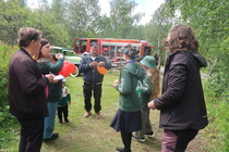 Pyhärannan Korpiankkureiden nuoret partiolaiset saivat puhaltaa ilmapallon jos toisenkin kävijöiden iloksi.