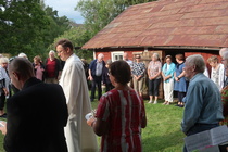 Vt.kirkkoherra Matti Nikkanen oli mukana perinteisessä kesän ehtoohartaudessa Helinin torpalla.