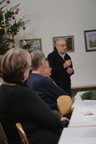 Joulun alla kokoonnuttiin vielä Kaukan kyläkodille kotiseutuiltaan katsomaan filmiä entisistä pyhärantalaisista kaupoista. Paikalle saatiin myös filmin tekijä Matti Jalava.