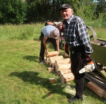 Kesäkauden alussa Helinin torpalla tehtiin päreitä. 
