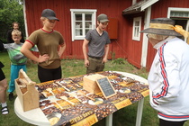 Helinin pihalle nuoret toivat oman myyntipöytänsä. Kädentaidot ovat kunniassa.