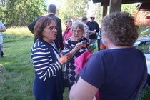 Hartauden päätteeksi nautittiin maukkaat iltakahvit. Vapaaehtoisen kahvimaksun tuotto lahjoitettiin kokonaisuudessaan Kirkon Ulkomaanavun kautta Ukrainaan.