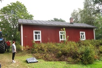 Helinin torppa sai loppukesästä uuden katon. Vanha pärekatto vaihtui huopaan. Nyt ei enää pääse vesi sisälle.