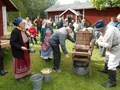 Yleisöä kiinnosti perunajauhojen valmistus.