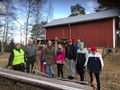 Partiolaisia tutustumassa Kinnaskosken sahan tuotantoon.