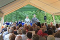 Taru Junnila lottapuvussa ja Marius Rantanen Suomen sotilaan asepuvussa. Taustalla Vermuntilan soittokunta. Kuva: Jarmo Valpio